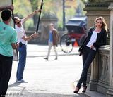 组图：坎蒂丝街头拍写真 裙摆飞扬宠物狗抢镜