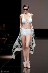 组图：内衣名模马达丽娜-皮卡为内衣走秀