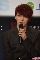 组图：韩国人气偶像金在中亮相上海魅惑帅气