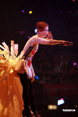 幻灯：郑秀文许志安相拥献唱 梁洛施李嘉欣捧场