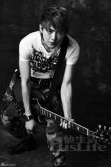 组图：黄义达拍大片 演绎70年代摇滚风