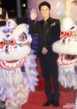 组图：福山雅治新片香港首映 粉丝围堵场面火爆