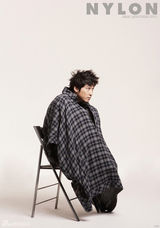 幻灯图集：姜志焕杂志照玩变身 调皮可爱喝啤酒