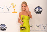 组图：艾美奖后台 茱莉-鲍温捧奖杯乐不思蜀