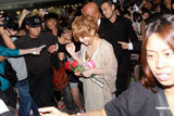 幻灯：滨崎步金发抵港魅力十足 逾百粉丝迎驾