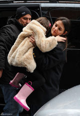 组图：凯蒂雪中护女 小苏瑞扎妈妈怀中不露脸