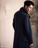 组图：韩星赵仁成时尚写真 眼神深邃迷人