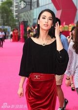 组图：黄圣依助阵活动演绎现实版美女与野兽