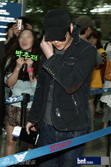 组图：神话组合六成员亮相机场 将赴台开演唱会