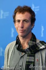 高清图：《神秘世界》发布会 导演莫雷诺顶爆炸头