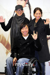 组图：酷龙姜元来拍圣诞剧《感谢你给我带来笑容》