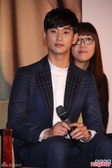 高清组图：金秀贤台湾会粉丝 帅气亮相讲台语