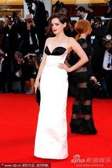 组图：约瑟芬透视装近全裸 和爆乳女星热辣深吻