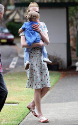 幻灯图集：妮可抱女儿幸福亮相 老公撑伞呵护备至