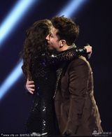 组图：主持格里姆肖为Lorde颁奖 上演同性激吻