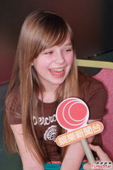 组图：英国人气Connie Talbot香港开唱 红裙可爱