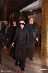 组图：陈自强为母亲设灵 林凤娇代表成龙致祭