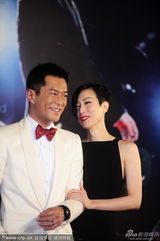 组图：郑秀文美背现金蛇装饰 与古天乐黑白配