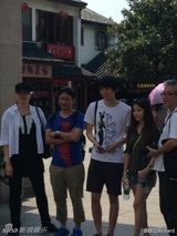 组图：古川雄辉低调现身上海七宝老街显亲民