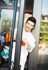 组图：郑斯仁春日街拍 演绎阳光“暖男情书”