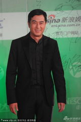 组图：张嘉译信心满满亮相白玉兰红毯