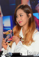 组图：少女时代亮相签售会 修身白衣靓丽抢镜