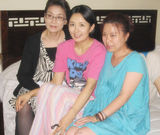 组图：《天下人家》杨童舒一身粉蓝卡通秀温情