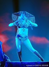 组图：碧昂斯美偶大联欢 Gaga戴斗笠与裸男缠绵