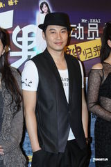 高清组图：钟镇涛带病力撑新片 咬牙搞怪扮晕倒