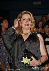 高清图：《傀儡》首映 凯瑟琳-德纳芙大派香吻