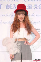 组图：星光魔王王诗安首发片甜美 黄子佼助阵