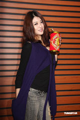 幻灯图集：伊林模特结束九天年假 黄志玮等新春团拜 