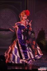 组图：幸田来未开唱变身蓝色妖姬 撅臀秀S曲线