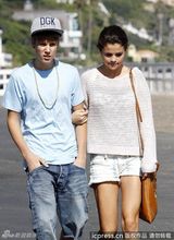 组图：比伯打破分手谣言 与女友沙滩散步缠绵拥吻