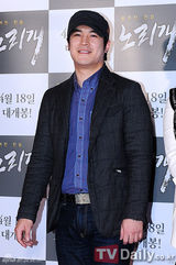 组图：韩片揭秘娱圈潜规则 权相佑夫妇牵手助阵