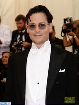 组图：德普希尔德亲密亮相 定义经典复古风