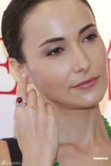 组图：Lisa S展示粉红圆钻不慎跌落笑言赔不起