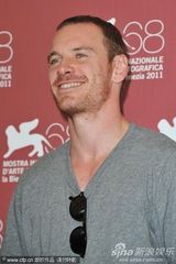 组图：《羞耻》发布会 迈克尔·法斯宾德休闲亮相