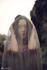 高清图：童瑶首推森林系写真 演绎异域自然风