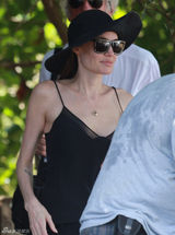 组图：朱莉切乳腺后穿吊带复工 胸部傲人依旧