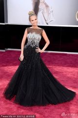 组图：第85届奥斯卡红毯-克里斯汀着透视露背裙