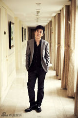 组图：翟天临漫步城市写真 英气诠释国产绅士范