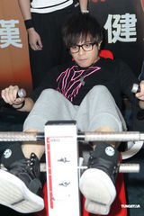 组图：严爵为林书豪创作歌曲 失恋寄情于工作