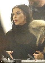 组图：卡戴珊机场紧抱爱女 小家伙大眼浑圆可爱