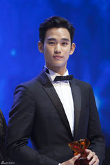 组图：金泰熙赴沪站台似公主 金秀贤正装笔挺