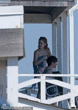 组图：“赫敏”爱玛浴巾裹胸日光浴被扰