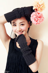 组图：杨蓉清新写真妆容精致 俏皮公主笑容甜美