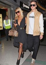 组图：希尔顿与男友形影不离 深V裙胸口无料