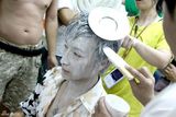 幻灯图：方力申化妆5小时 全身涂白油漆奇痒无比