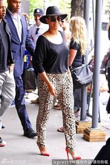 组图：碧昂斯豹纹裤配粉红高跟 产后恢复好身材